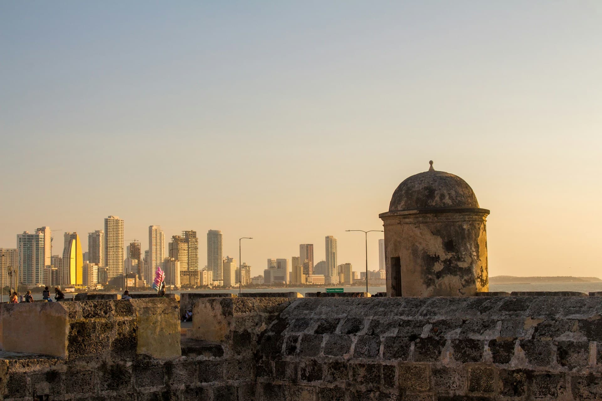 Mesa de boda frente al mar en Cartagena con detalles premium y servicio profesional
