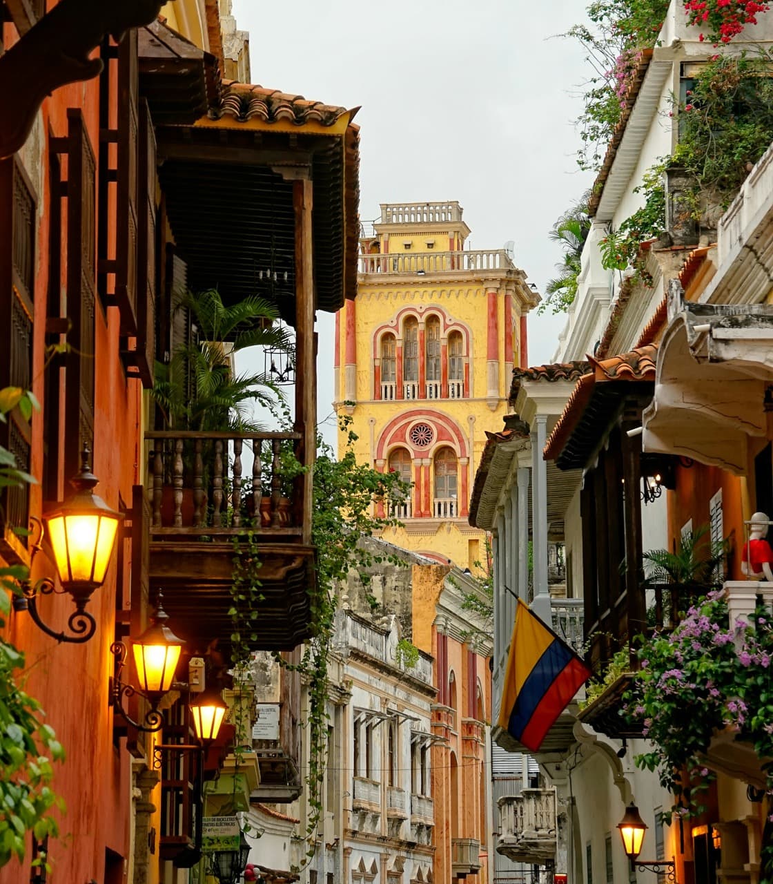 Servicio de catering en patio interior de casa colonial en Cartagena